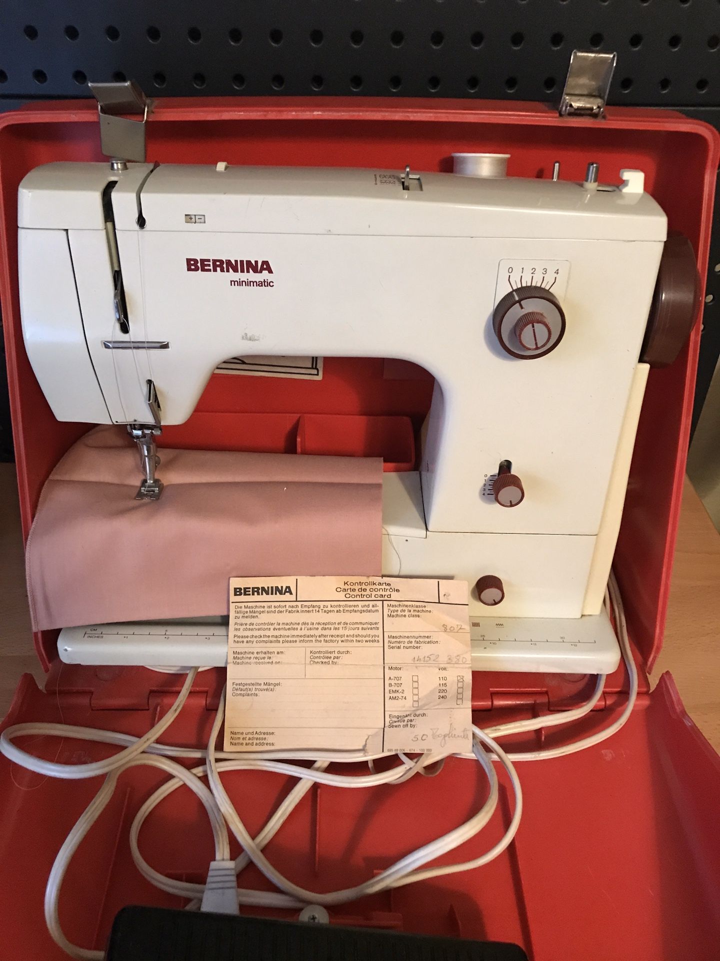 BERNINA 807 MINIMATIC SEWING MACHINE WORKS GREAT With Case!!
