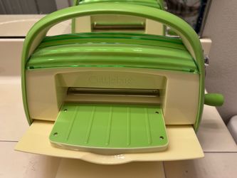 Cricut cuttlebug and 4 plates