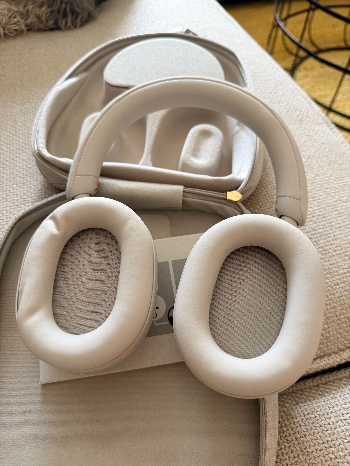 Sony - WH-1000XM5 Wireless Noise Cancelling Over-the-Ear 