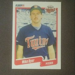 1990 Fleer Mike Dyer Minnesota Twins #372 Rookie RC Pitcher Baseball Card Vintage Collectible Trading Sports MLB Major League Pro