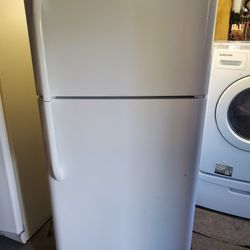 Refridgerator (2017, Top Freezer)