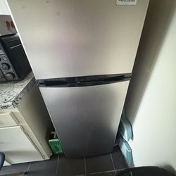 Frigidaire Platinum 4.5 cu. ft. compact Refrigerator