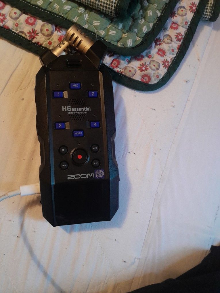 Zoom Portable 32 Track Recorder