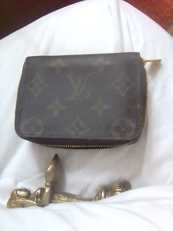 Louie Vuitton Wallet With Zipper