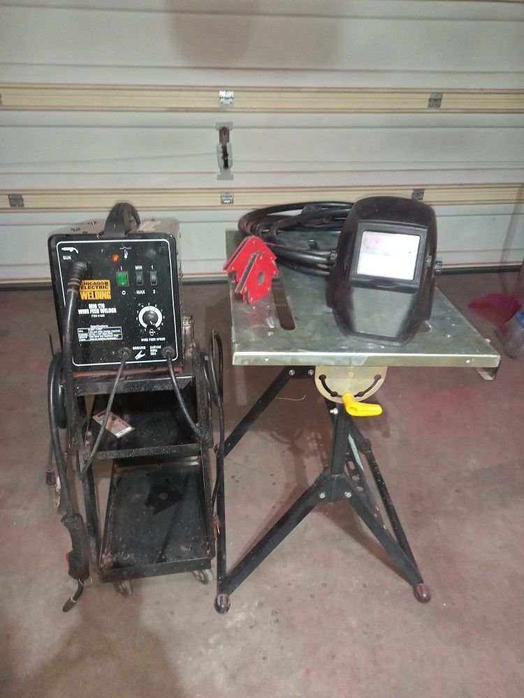 Chicago Electric MIG 170 Wire Feed Welder With Extras for Sale in Santa