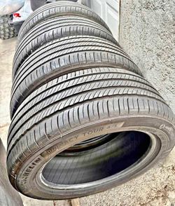215/55-17 Michelin set de Tires con 80% de Vida las 4