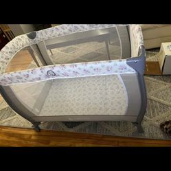 Pack N’ play + 2 Fitted Sheets