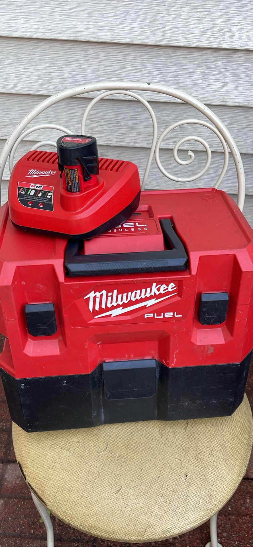 Milwaukee M12 FUEL Cordless Vacuum tool battery charger