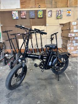 Esta es una bicicleta eléctrica plegable Cybervelo con motor de 1000W y neumáticos gruesos