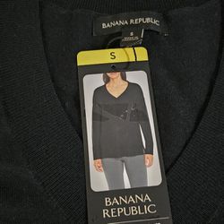 Banana Republic Ladies V-Neck Merino
Wool Sweater Black