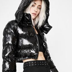 DOLLS KILLS High-Gloss Cropped Puffer Jacket – Black