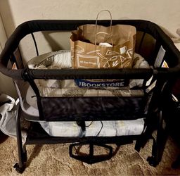 Like new Baby crib whit clothes and diapers