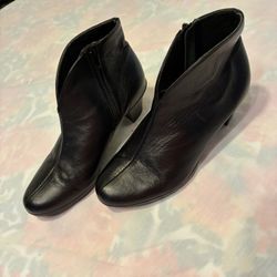 Munro Black Leather Boots 