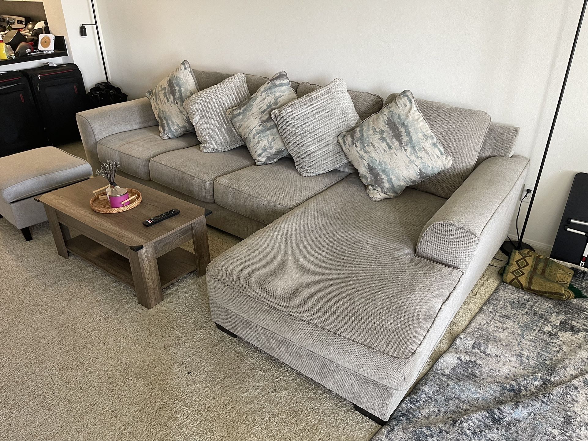 Modern Sectional Sofa with Chaise