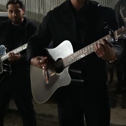 Guitarras Y Tololoche 