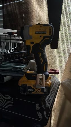 Dewalt impact drill with 20 V five hour battery