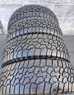 295/70/18Falken vendo un set de llantas usadas excelente condiciones de vida las 4 ✅🤩I am selling a set of used tires, all 4 in excellent living cond