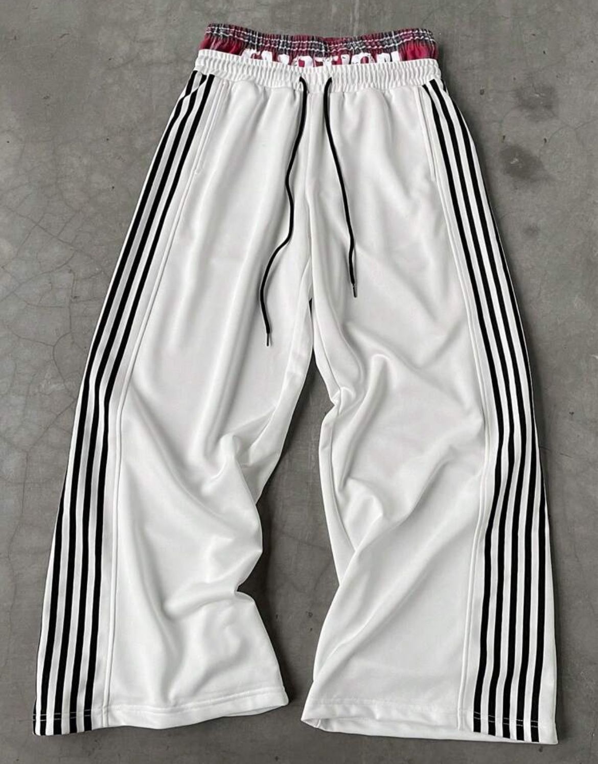 White double wasted sweatpants, striped sides