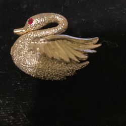Vintage Silver tone Swan w/ruby eye Rhinestone (Gerry’s )