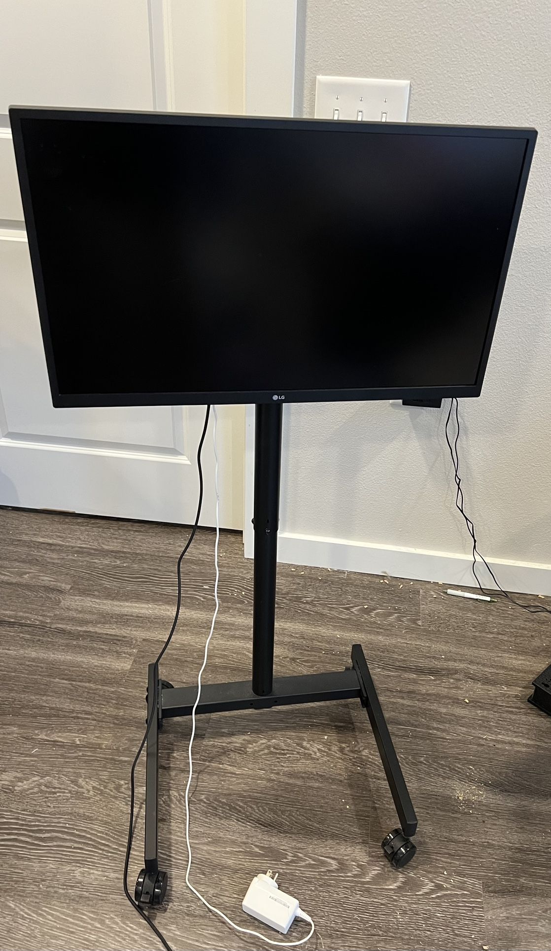 27 4K LG Monitor+stands Less Than 2 Years $120