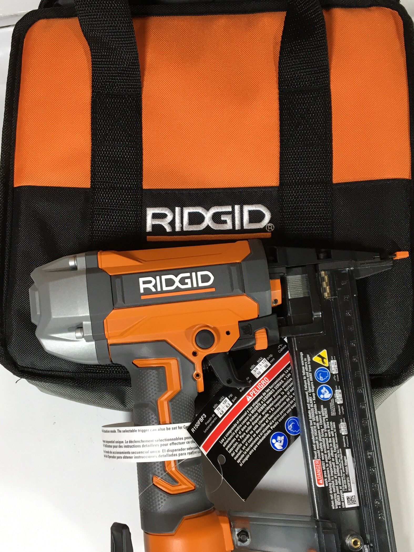 NEW Ridgid R213BNF3 pneumatic brad nailer