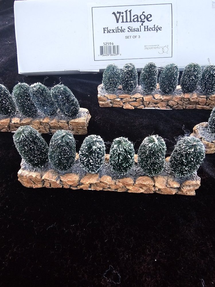 $20.00 - (4) Christmas Department 57, Village Accessories! Sisal Hedges On Stone Wall! Like New Condition!