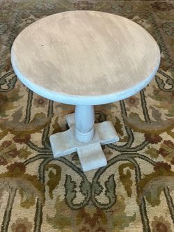 Beautiful Vintage Ashley solid wood side table