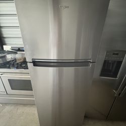2022 Model Stainless Steel 17.6 Cubic Feet Refrigerator With Ice Maker