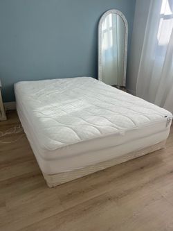 Like New Queen Luxury Saatva Mattress and Box Spring