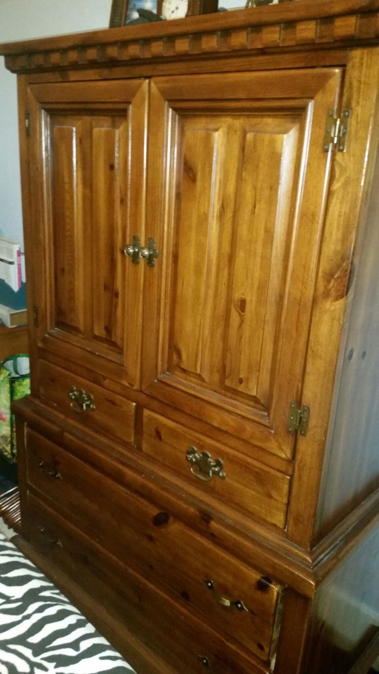 Link-Taylor Colonial Pine armoire