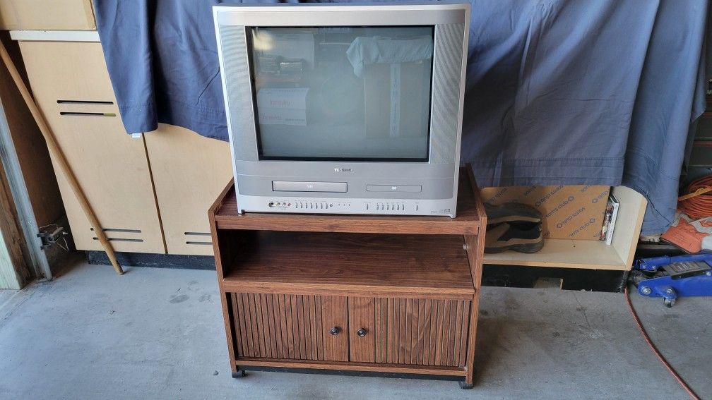 Toshiba 20 Inch CRT Tube TV w/ Built in DVD Player & VCR Video Cassette Recorder VHS! (MW20FP3) 2 Audio/Video Inputs & Remote Control! Retro Gaming!