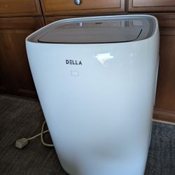DELLA Portable Air Conditioner With Wheels And Window Accessories Good Condition $185