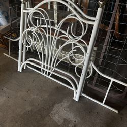 Metal Day Bed. Twin Size
