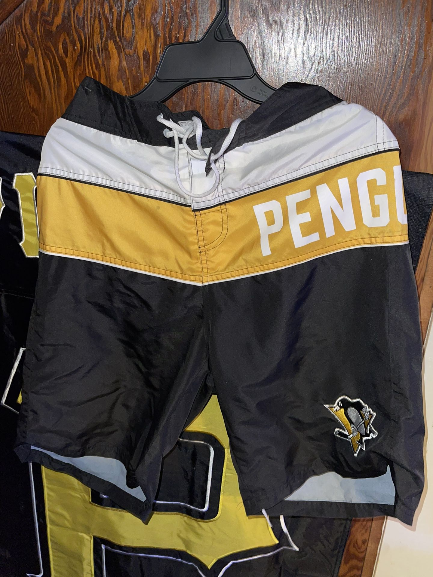NHL GIII Sports By Carl Banks Hockey Pittsburgh Penguins Mens Medium Swimtrunks Shorts. 