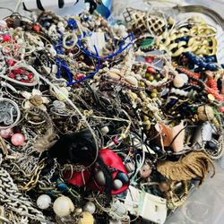 3 Lbs Of Jewelry Necklaces,bracelets,rings,etc…$80