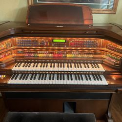 Lowrey organ