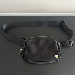 Darling Effect Belt Bag Adjustable Strap Black Chest Waist 7.5in X 5in Small