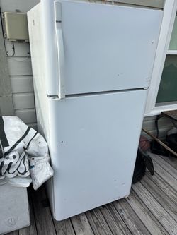 White Top-Freezer Refrigerator