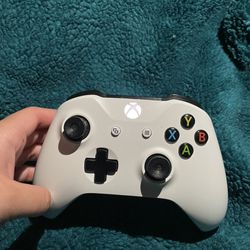 Xbox controller come with a PowerA play charge kit