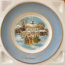 BEAUTIFUL AVON CHRISTMAS PORCELAIN PLATE COLLECTABLE FROM 1977 , New In It’s Original Packaging “ Carollers in the Snow ”