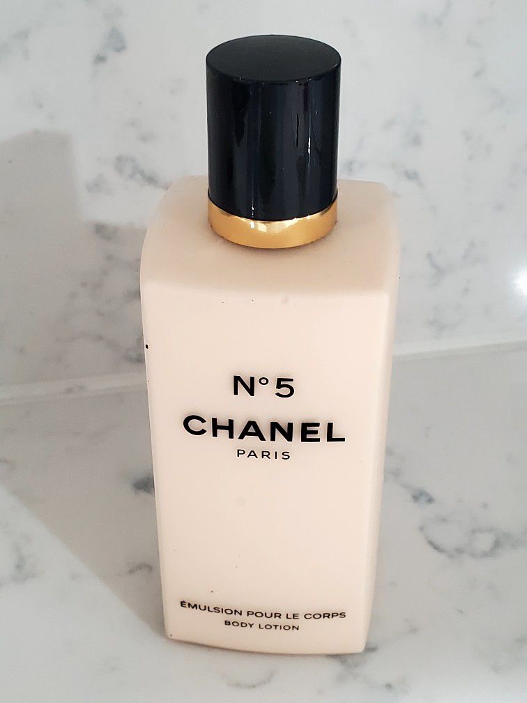 Chanel No. 5 by Chanel 6.8 ounce perfume Body Lotion for Women

Product details
Chanel No. 5 by Chanel 6.8 oz perfume Body Lotion for Women Symbol of 