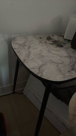 Table with 2 chairs