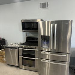 Whirlpool Set Of Appliances For Kitchen All Matching In Good Condition 