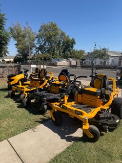 Tractors of various prices and sizes: Cub Cadet models at $2,350, $3,300, and $3,700. tracores de diferentes precios y medidas CUd cadet de$ 2,350 de