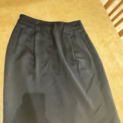 Classic Liz Claiborne Black Skirt With Pockets, Size 12.