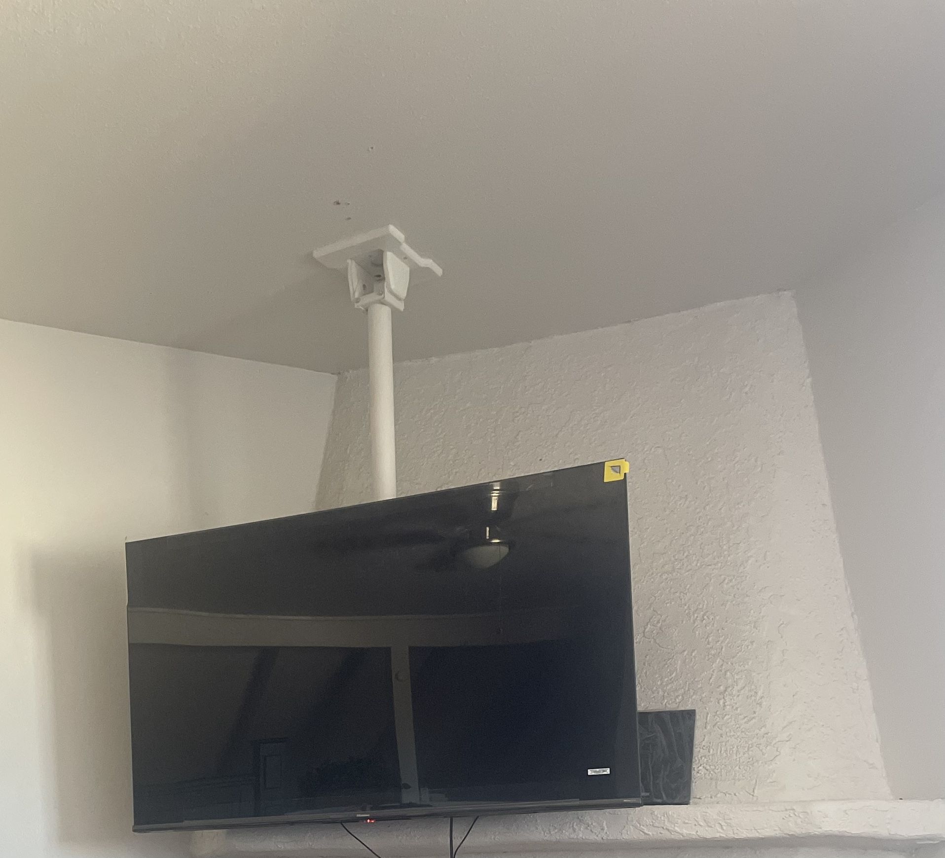 55inch HISENSE FLAT SCREEN SMART TV WITH POLE BAR