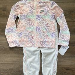 New! Nike Girls 2 Piece Set size 6/6T M (5-6YRS)