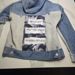 MANIÉRE De VOIR Her Eyes Saw The Good In Many Devils Unisex Medium Jacket