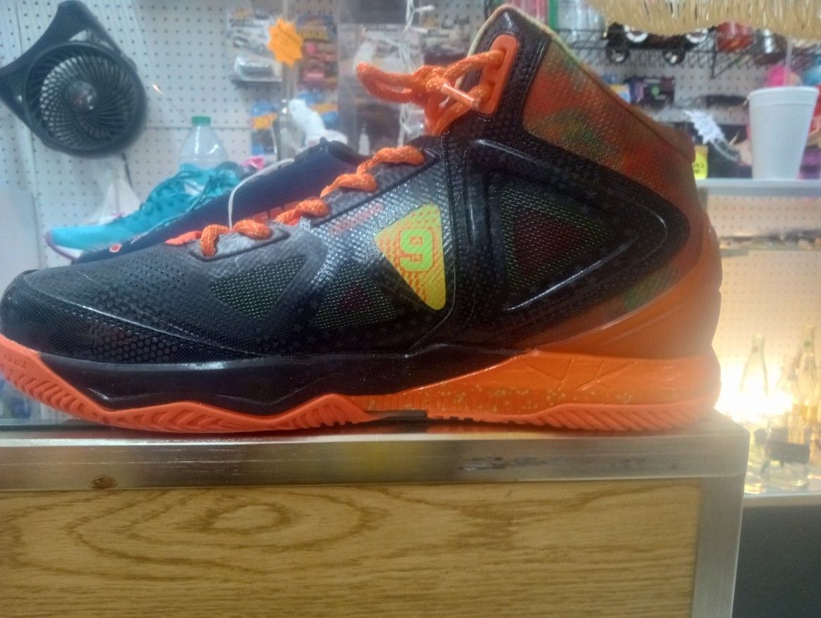 TONY PARKER SIZE 12 AND A HALF SIZE SHOES