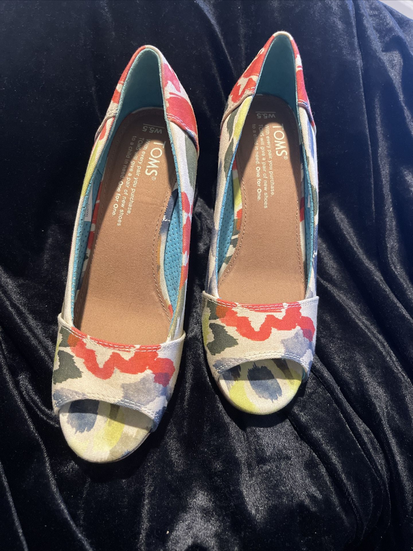 NWOT Toms Size 5.5W Peep Toe Floral Wedge